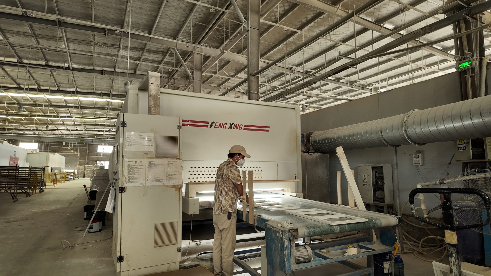 Moisture resistance in panel furniture: substrate, edge banding and lacquer